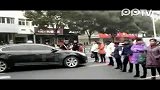 江苏街头数十名女工拦老板豪车讨薪 交通拥堵