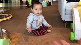 小宝宝忽然发现宝爸向自己伸手，就看小娃之后的反应，太逗了
