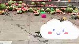 水果店夫妻闹矛盾，老板娘狂砸西瓜
