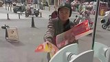 热心小哥免费给店家送财神画，店家送他一颗糖，他开心的像个孩子