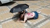 广东女子家中打扫卫生致杠铃片坠落 砸得路人女孩头破血流