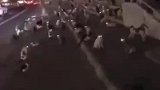 男子投喂了一只流浪猫，没想到跟来了一群猫咪