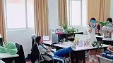 女生趁老师不在，体验了一下老师下课的样子