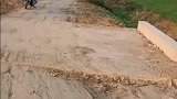 收工回家路上看到桥边路面下陷，热心挖机师傅义务将路面修好