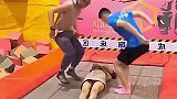 小哥哥们生怕摔着小姐姐