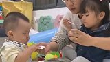 “小情人”喝酸奶，“小情敌”舔瓶盖，这样的对比也太搞笑了吧！