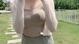 小姐姐与简约的紧身裤相遇，增加了许多时尚的气质