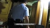 房东失联数天屋内传怪声有异味飘出，租客急报警，民警一脚破门