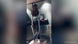 回眸一笑百媚生！小姐姐跑步太性感 穿的再多也挡不住魅惑