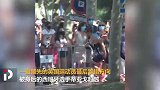 丢了奖牌赢得掌声！铁人三项选手在终点线上将铜牌拱手让给对手