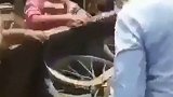 印度马哈拉施特拉邦，女警给女摊贩一警棍被反击印度