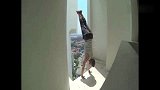 极限-15年-玩得就是心跳！小伙高楼玩倒立-新闻