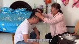 晨晨二哥给妈妈换新金戒指，戴在手上又闪又亮，二哥花了多少钱？