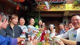 五湖四海的陌生人，带着故事来到丽江