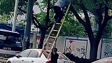 开眼界了，梯子不够长身高来凑