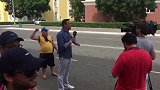 太逗了！记者报道伊葡大战 俄罗斯球迷抢镜捣乱