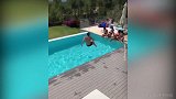 原来你是这样的小法！突然袭击跃入泳池 4比基尼女郎皆湿身