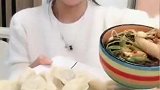一口饺子一口咸菜，看这个姑娘吃的这么香，我都想吃了