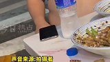 外地男子没钱吃饭回家，遇好心人帮助，下跪感谢后，留下家庭地址后离开