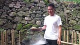 老弟今天做了一锅肥肠鱼犒劳做养殖的大哥，大哥竟然被鱼刺卡了！