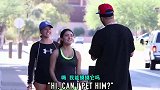 街头恶作剧，国外男子用萌宠汪星人搭讪妹子