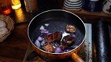腊排骨和什么炖比较好吃，我认为腊排骨和油豆腐一起炖比较好吃