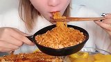 大龙虾，火鸡面好好吃饭