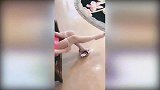 妹子带来一款纯白色网眼丝袜，穿上去的效果这样