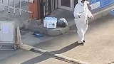 大连站岗大爷穿防护服踢毽子  踢打奔掰压！你擅长哪个？