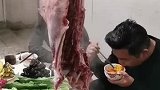 跟朋友在家吃火锅，却看着羊肉吃素菜