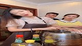 婆婆以后再也不让儿媳进厨房了，儿媳这抽搐的动作，婆婆害怕啊！