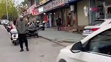 为了能每天看到外孙女，姥爷风雨无阻守在上学路口