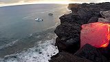 滚烫的火山岩浆流进海里，场面太壮观了