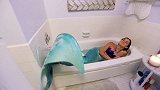 外国美女痴迷美人鱼，花8万定制人鱼尾巴，出门全靠朋友