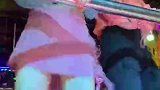 小姐姐溜冰场尬舞，这样甩估计头皮屑都被甩没了