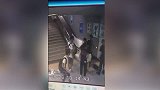 爆新鲜-20170830-深圳地铁女乘客跌入集水井 瞬间被同行男子救起