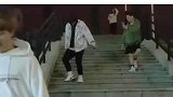 男子脚崴伤跳着下楼梯，跳到一半崴伤另一只
