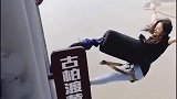 头一次见这么淡定的蹦极小姐姐，跳下去丝毫没有犹豫，也太帅了吧
