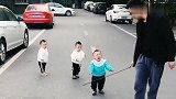 龙凤三胞胎兄妹看爸爸拿棍棒来了，竟然吓成这样，厉害了