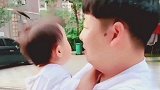 宝爸索吻遭拒，竟使出这招“套路”小情人，小情人有吃的就行
