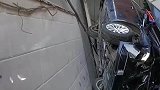 女司机油门当刹车，冲破围墙掉进饭店后厨