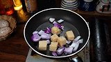 洋葱炒鱼豆腐教程，百吃不腻的咖喱洋葱炒鱼豆腐，超级开胃