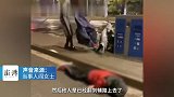 深夜男子骑车摔倒，热心市民报警后守护帮御寒