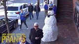 恐怖雪人恶作剧，假扮雪人吓路人，路人非常无奈