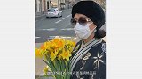 金星巴黎街道手捧鲜花拍照，衣服起球口罩反戴，回复网友：显脸小