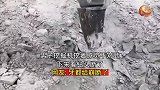 男子挖掘机挖着感觉不对劲，下来看钻头断了