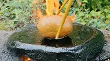 简简单单烤一个猕猴桃，放在石头上烤，一口咬下去满足了