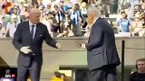 直接揣兜里了！特朗普顺走切尔西1块冠军奖牌