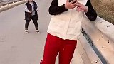 小姨看手机入迷后是这样的！让我来逗逗她