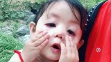 小女孩的眼神，真的好逗呀